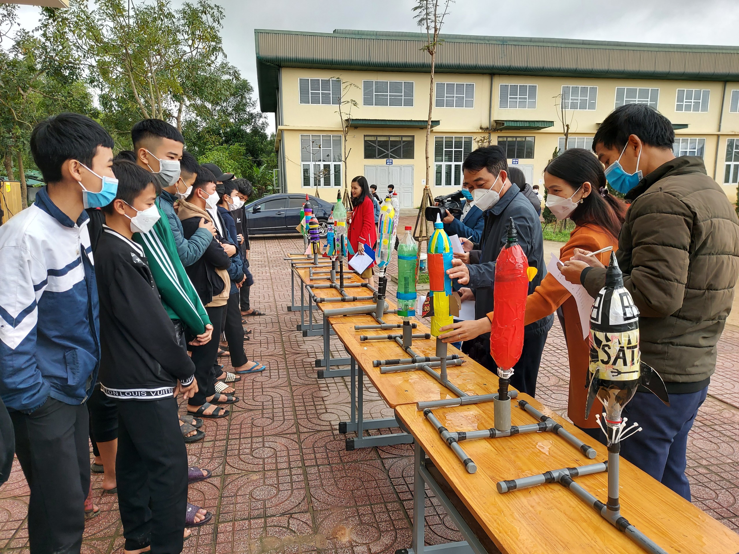 Hoạt động trải nghiệm sáng tạo cho học sinh tại trung tâm GDNN – GDTX Thạch Hà với chủ đề Tên lửa nước – Chinh phục tầm xa