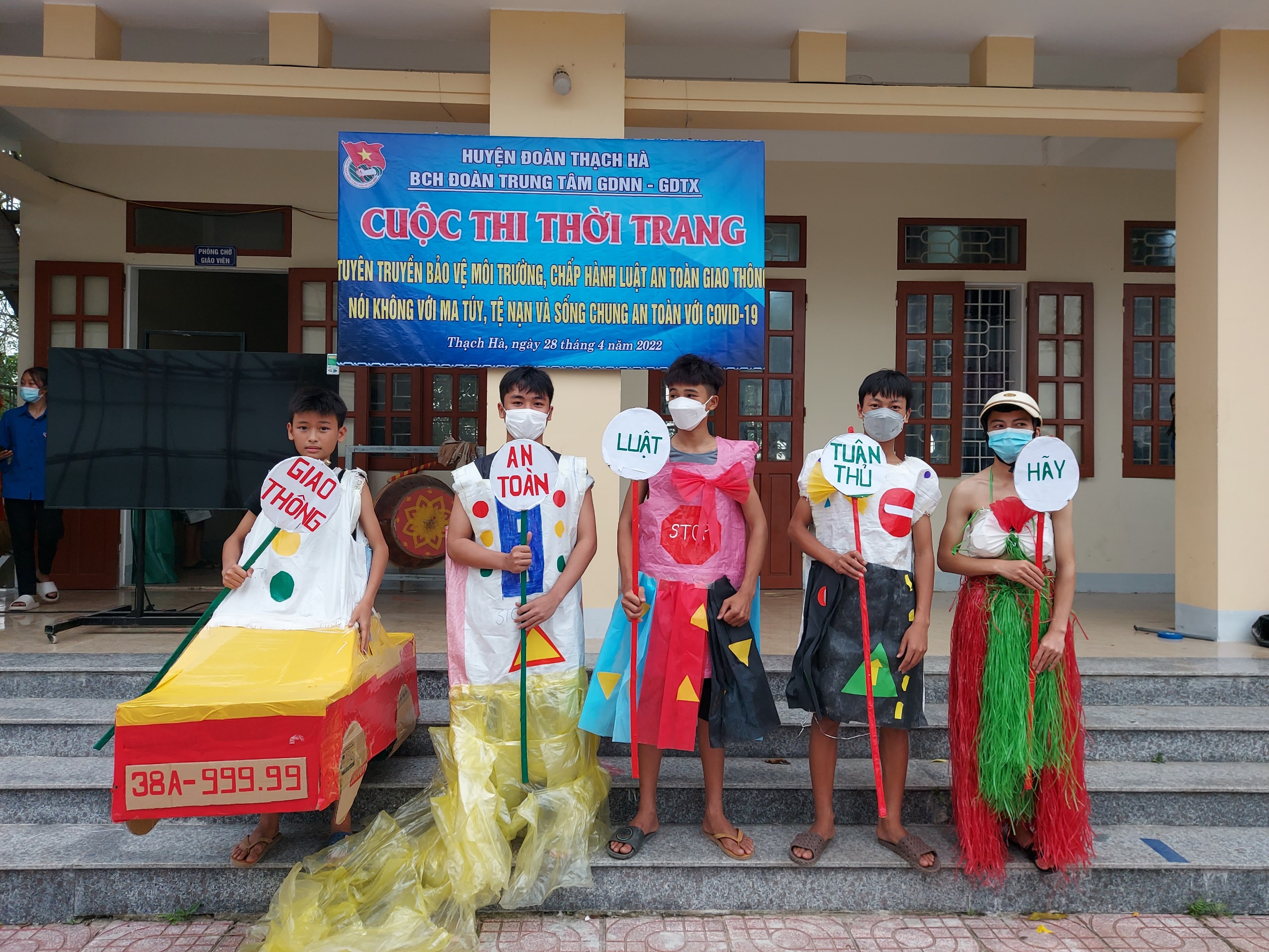 Hội thi thời trang tuyên truyền luật an toàn giao thông, bảo vệ môi trường, nói không với ma túy, tệ nạn xã hội và sống chung an toàn với COVID 19