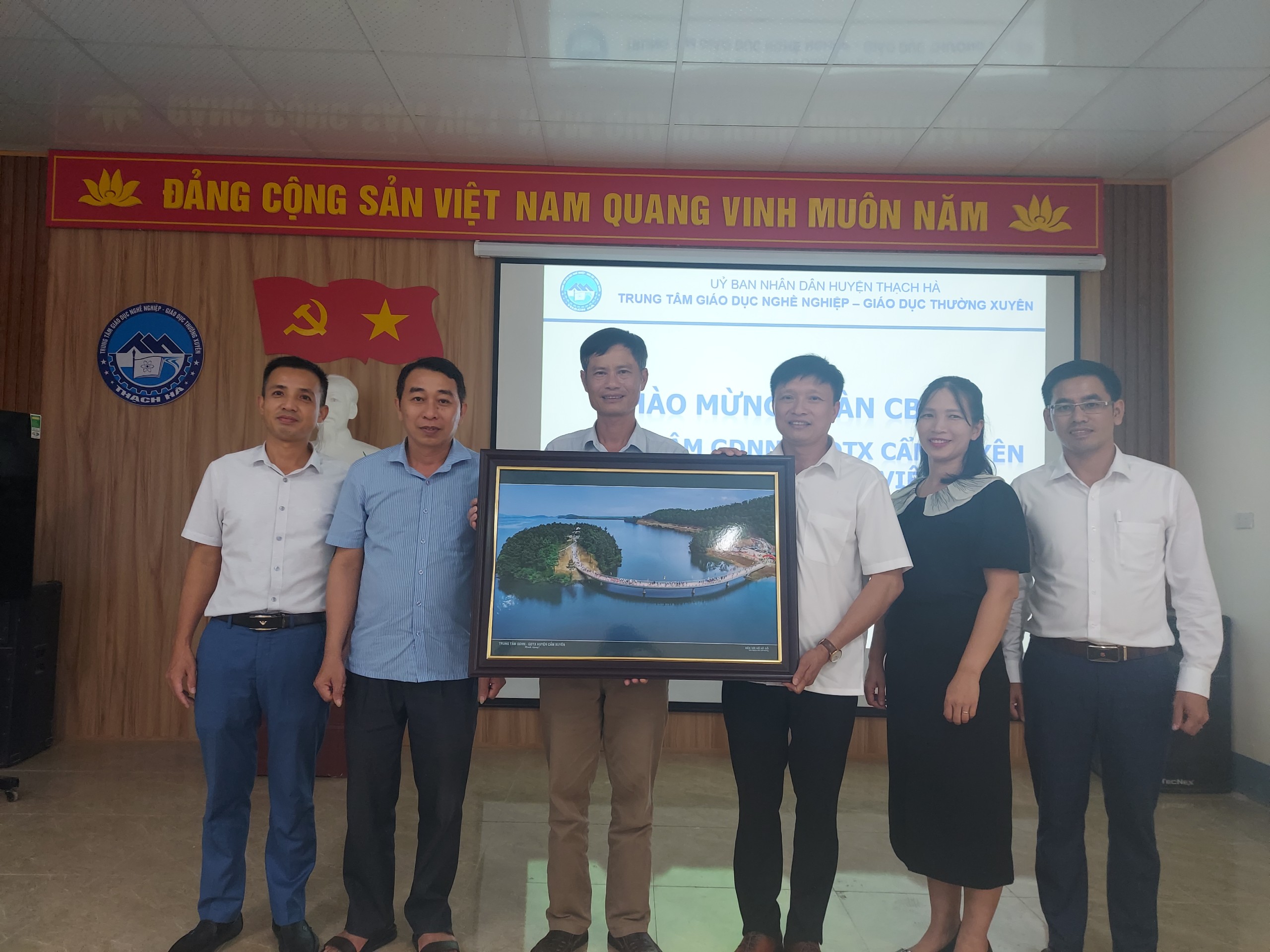 ĐOÀN TRUNG TÂM GDNN - GDTX CẨM XUYÊN ĐẾN THAM QUAN MÔ HÌNH DẠY HỌC TẠI TRUNG TÂM GDNN - GDTX THẠCH HÀ