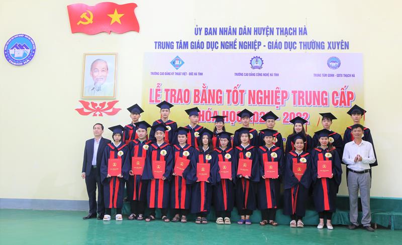 Trung tâm GDNN-GDTX huyện Thạch Hà trao Bằng tốt nghiệp trung cấp chính quy cho 39 học sinh