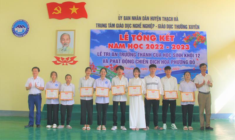 Học sinh Trung tâm GDNN-GDTX huyện Thạch Hà tri ân thầy cô trong ngày chia tay ngôi trường thân yêu